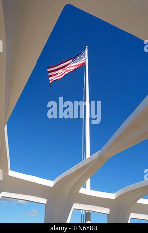 Bandiera americana che sventola sull'asta del memoriale USS Arizona a Pearl Harbor Foto Stock