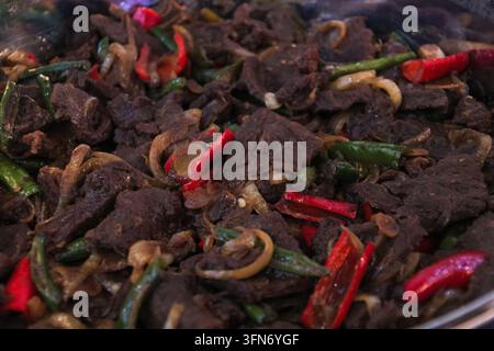 Piatto di manzo piccante saltato con verdure Foto Stock