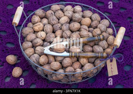 Scaccianoci e noci in un cestino Foto Stock