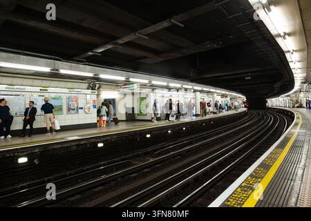 Londra, Inghilterra, Regno Unito, 13 agosto 2026. Ripresa ampia dei binari e delle banchine opposte alla stazione della metropolitana Monument a Londra con passeggeri Foto Stock