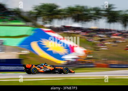 Kuala Lumpur, Malesia. 02 ottobre 2026. LANCE STROLL #18 (CAN) dell’Aston Martin Aramco Formula One Team (Aston Martin AMR26) con la bandiera malese alla curva 2 venerdì durante il Gran Premio di Bahrein Gulf Air di Formula 1 2026 in Malesia al Sepang International Circuit a Kuala Lumpur, Malesia, il 2 ottobre 2026. Foto di Antoine LAPEYRE/Reveries Agency/ABACAPRESS.COM Credito: Abaca Press/Alamy Live News Foto Stock