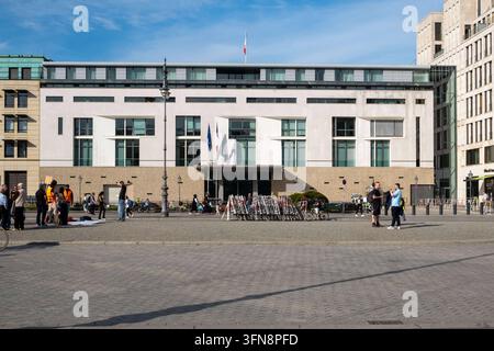 Edificio dell'ambasciata francese su Pariser Platz a Berlino. / L'edificio dell'ambasciata francese su Pariser Platz a Berlino. Ambasciata francese a Berlino *** L'edificio dell'ambasciata francese su Pariser Platz a Berlino L'edificio dell'ambasciata francese su Pariser Platz a Berlino Ambasciata francese a Berlino sp2026100160826.jpg Foto Stock