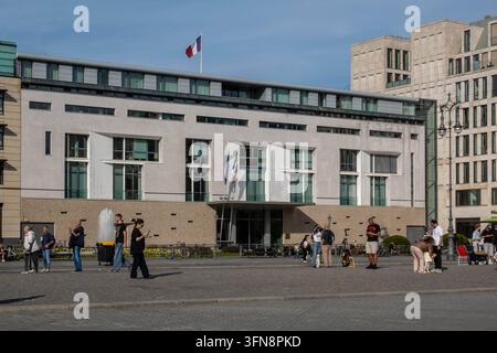 Edificio dell'ambasciata francese su Pariser Platz a Berlino. / L'edificio dell'ambasciata francese su Pariser Platz a Berlino. Ambasciata francese a Berlino *** L'edificio dell'ambasciata francese su Pariser Platz a Berlino L'edificio dell'ambasciata francese su Pariser Platz a Berlino Ambasciata francese a Berlino sp2026100160847.jpg Foto Stock