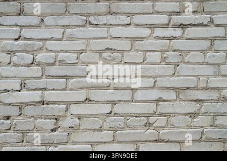 Sfondo a muro di mattoni dipinto in stile rustico sbilenco e irregolare Foto Stock