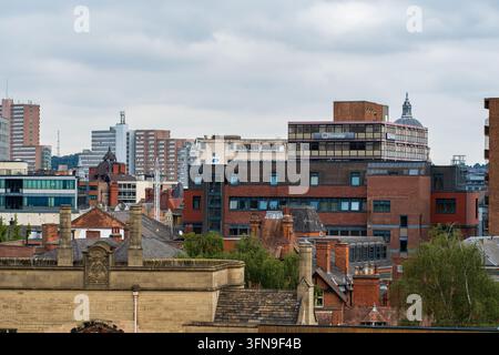 Questa vista della skyline mostra il centro città di Nottingham, guardando a nord-est sopra i tetti storici e moderni della città. Foto Stock