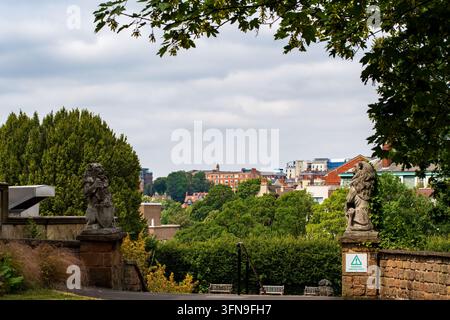 Paesaggio urbano di Nottingham dalla terrazza del castello di Nottingham con statue di leoni, Nottinghamshire, Inghilterra Foto Stock