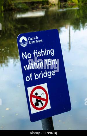 Segnale "Divieto di pesca" Gloucester e canale di Sharpness Divieto di pesca entro 10 m dal ponte Foto Stock