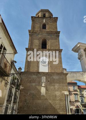 Vista dall basso del maestoso campanile medievale in mattoni e pietra con orologio nel centro storico di Aversa, Campania, Italia. Foto Stock