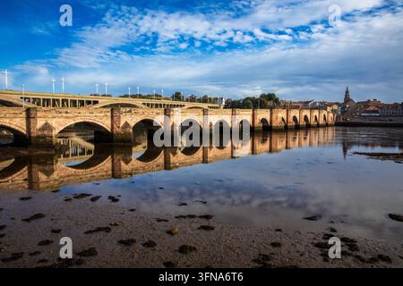Il Ponte Vecchio che si affaccia sul Tweed da Tweedmouth a Berwick Foto Stock