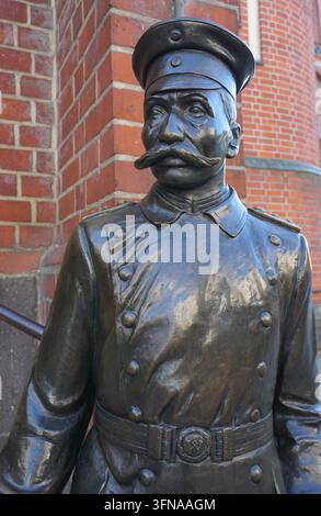 Ritratto verticale in primo piano della statua del Hauptmann von Köpenick davanti al municipio di Köpenick a Berlino, Germania Foto Stock
