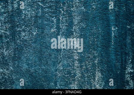 Immagine a tutto schermo di una texture astratta di un muro blu scuro consumato con strisce d'acqua verticali e depositi minerali bianchi. Immagine orizzontale. Foto Stock