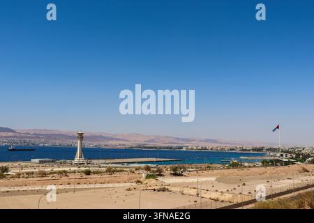 Aqaba, Giordania : La bandiera della Grande Rivolta Araba sulla costa del Mar Rosso nel Golfo di Aqaba (Storia degli Arabi) Foto Stock