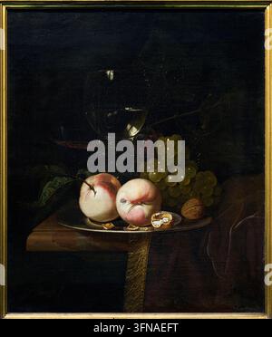 Natura morta con frutta e un bicchiere di vino, seconda metà del XVII secolo, Isaac Denies (Delft 1647 - Delft 1690), Museo Groeninge, Bruges, Belgio Foto Stock
