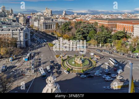 Madrid, Spagna. 14 dicembre 2018, panorama cittadino di Madrid con la fontana di Plaza de Cibeles Foto Stock