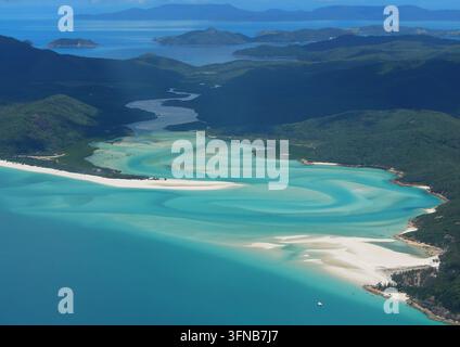 Vista elevata su Hill Inlet e Whitehaven Beach nelle Whitsunday Islands, Queensland, Australia, che mostra sabbia bianca di silice e acqua turchese. Foto Stock
