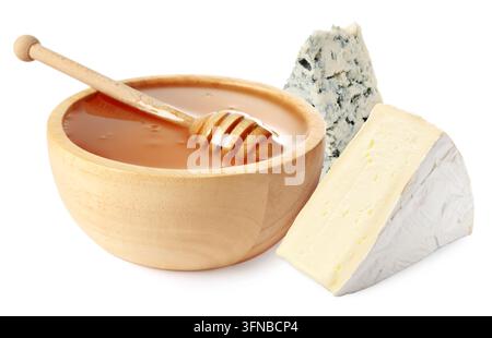 Miele in ciotola e diversi tipi di formaggio isolati su bianco. Combinazione di sapori Foto Stock