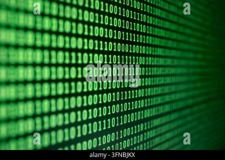 Sfondo di codice binario sullo schermo del computer Foto Stock