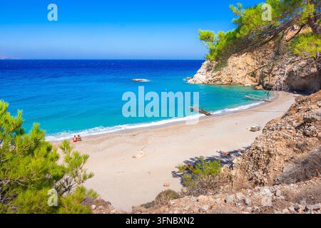Spiaggia di Apella sull'isola di Karpathos, Grecia, con acqua turchese cristallina Foto Stock