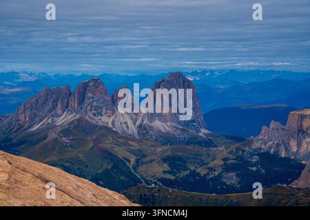 Vista panoramica dal ghiacciaio della Marmolada verso le Dolomiti in alto Adige, Italia. Foto Stock