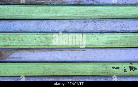 Sfondo orizzontale in doghe di legno dipinte verde e blu Foto Stock