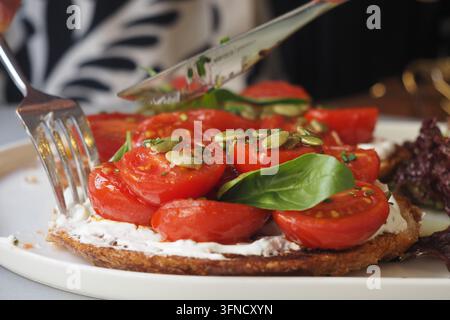 una fetta di pane tostato ricoperta da una crema bianca di formaggio Foto Stock