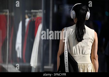 USA. 02 ottobre 2026. Una donna in abito senza maniche si dirige lungo la 42nd Street mentre le temperature raggiungevano i 80 gradi, portando un'aria estiva a New York City, N.Y., il 2 ottobre 2026. (Foto di Anthony Behar/Sipa USA) Credit: Sipa USA/Alamy Live News Foto Stock
