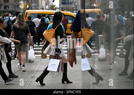 USA. 02 ottobre 2026. Pedoni che indossano abiti più leggeri del solito per l’inizio di ottobre camminano lungo la 42a Strada mentre le temperature hanno raggiunto i 80 gradi, portando una sensazione estiva a New York City, N.Y., il 2 ottobre 2026. (Foto di Anthony Behar/Sipa USA) Credit: Sipa USA/Alamy Live News Foto Stock