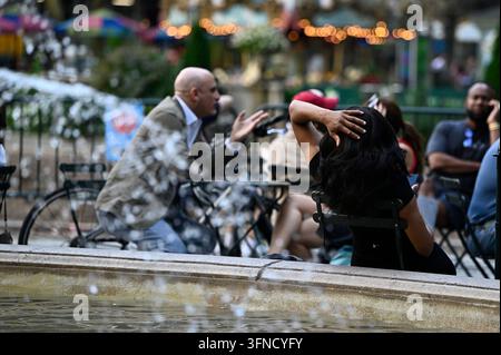 USA. 2 ott., 2026. Le persone sono sedute ai tavoli vicino alla fontana di Bryant Park alla fine della giornata mentre le temperature raggiungevano i 80 gradi, portando un'atmosfera estiva a New York City, N.Y., il 2 ottobre 2026. (Foto di Anthony Behar/Sipa USA) Credit: Sipa USA/Alamy Live News Foto Stock
