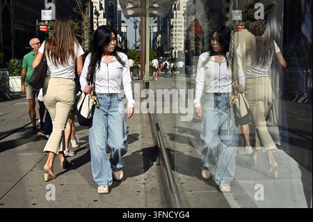 USA. 2 ottobre 2026. Pedoni che indossano abiti più leggeri del solito per l’inizio di ottobre camminano lungo la Fifth Avenue mentre le temperature raggiungono i 80 gradi, portando una sensazione estiva a New York City, N.Y., 2 ottobre 2026. (Foto di Anthony Behar/Sipa USA) Credit: Sipa USA/Alamy Live News Foto Stock