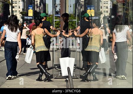 USA. 2 ottobre 2026. Pedoni che indossano abiti più leggeri del solito per l’inizio di ottobre camminano lungo la Fifth Avenue mentre le temperature raggiungono i 80 gradi, portando una sensazione estiva a New York City, N.Y., 2 ottobre 2026. (Foto di Anthony Behar/Sipa USA) Credit: Sipa USA/Alamy Live News Foto Stock