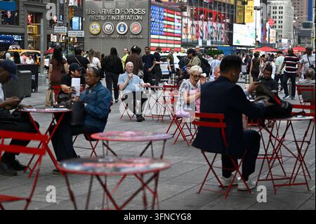 USA. 2 ottobre 2026. Persone sedute ai tavoli di Times Square mentre le temperature raggiungevano i 80 gradi, portando una sensazione estiva a New York City, N.Y., il 2 ottobre 2026. (Foto di Anthony Behar/Sipa USA) Credit: Sipa USA/Alamy Live News Foto Stock