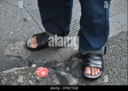 USA. 02 ottobre 2026. Un uomo indossa sandali mentre cammina lungo la Fifth Avenue mentre le temperature raggiungevano i 80 gradi, portando una sensazione estiva a New York City, N.Y., il 2 ottobre 2026.(Foto di Anthony Behar/Sipa USA) Credit: Sipa USA/Alamy Live News Foto Stock