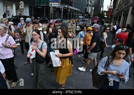 USA. 02 ottobre 2026. Pedoni che indossano abiti più leggeri del solito per l’inizio di ottobre camminano lungo la 42a Strada mentre le temperature hanno raggiunto i 80 gradi, portando una sensazione estiva a New York City, N.Y., il 2 ottobre 2026. (Foto di Anthony Behar/Sipa USA) Credit: Sipa USA/Alamy Live News Foto Stock