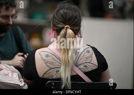 USA. 02 ott., 2026. I tatuaggi ad ali di farfalla di una donna sono visibili mentre le temperature raggiungevano i 80 gradi, portando una sensazione estiva a New York City, N.Y., il 2 ottobre 2026. (Foto di Anthony Behar/Sipa USA) Credit: Sipa USA/Alamy Live News Foto Stock