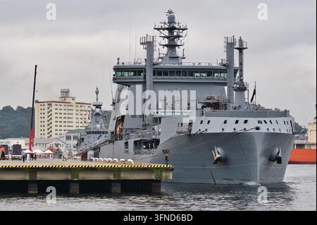 Nave della Marina Reale Neozelandese HMNZS Aotearoa (A11) ormeggiata alla base JMSDF di Yokosuka, con la HMNZS Te Mana (F111) sullo sfondo Foto Stock