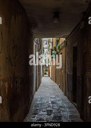 Passaggio stretto su Calle del Forno a Santa Croce, Venezia, Italia Foto Stock