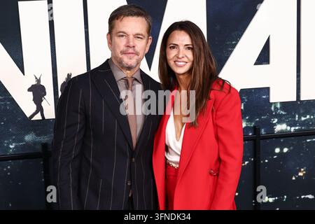 WESTWOOD, LOS ANGELES, CALIFORNIA, USA - 1 OTTOBRE: Matt Damon e sua moglie Luciana Barroso arrivano alla prima mondiale di "Animals" di Netflix presso il Westwood Village Theater il 1 ottobre 2026 a Westwood, Los Angeles, California, Stati Uniti. (Foto di Xavier Collin/Image Press Agency) Foto Stock