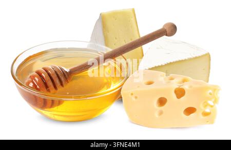 Miele in ciotola e diversi tipi di formaggio isolati su bianco. Combinazione di sapori Foto Stock