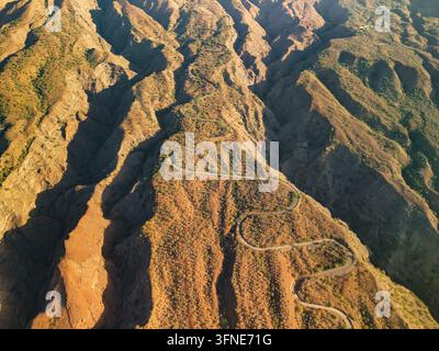 Veduta aerea di una strada di montagna serpeggiante che si snoda attraverso il canyon di Santo Antao Foto Stock