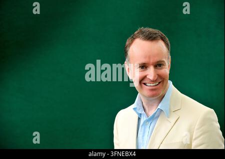 Lo scrittore e saggista scozzese Andrew O'Hagan posa per un ritratto durante il Festival internazionale del libro di Edimburgo. Foto Stock