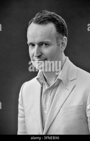 Lo scrittore e saggista scozzese Andrew O'Hagan posa per un ritratto durante il Festival internazionale del libro di Edimburgo. Foto Stock
