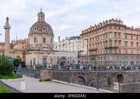Roma, Italia - 09 marzo 2025: Una vista della Colonna Traiana e della Chiesa del Santissimo Nome di Maria, con antiche rovine in primo piano e stor Foto Stock