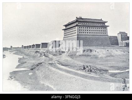 Porta della città cinese, imponente muro della città e fiume, figure in primo piano, Cina storica, stampa a mezzotono del XIX secolo Foto Stock