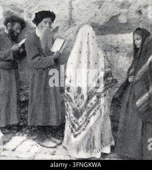 Adoratori ebrei che pregano al Muro del Pianto, leggono la Torah a Gerusalemme, stampa a mezzotono del XIX secolo. Foto Stock