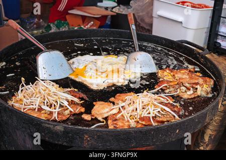 Cibo di strada thailandese, Pad Thai Foto Stock