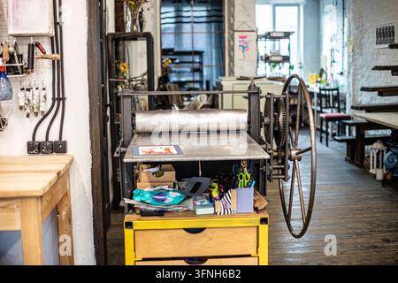 Studio di arte grafica con una pressa per incisione e altri materiali Foto Stock