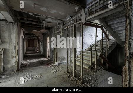 corridoio in un vecchio edificio rovinato Foto Stock