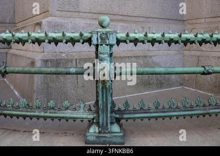 Filadelfia, Pennsylvania - 29 agosto 2026: Primo piano di una recinzione decorativa in bronzo patinato verde con punte ornamentali davanti al municipio. Foto Stock