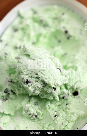 Primo piano di gelato alla menta e gocce di cioccolato. Sfondo alimentare di gelato tradizionale alla menta e gocce di cioccolato. Sapore menta cioccolato Foto Stock
