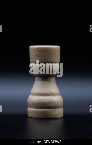 Alfiere di scacchi in legno bianco su sfondo scuro Foto Stock